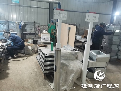 汝南县板店乡 扶贫车间有序复工 通讯设备生产助力脱贫攻坚